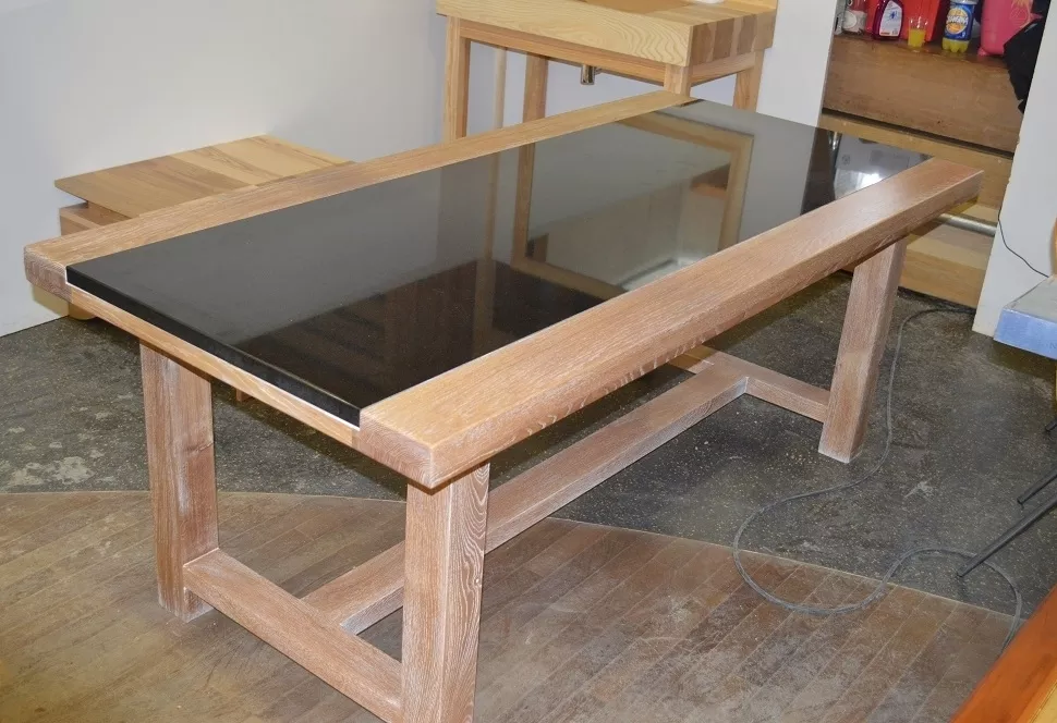 Table en bois et plateau granit
